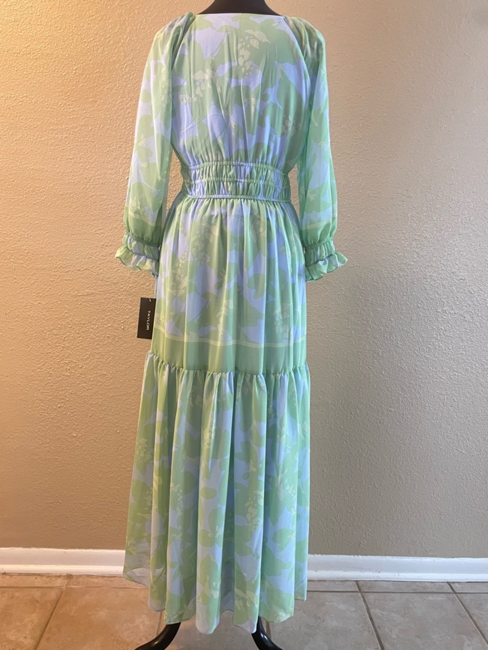 Taylor Chiffon Pastel Mint & Lilac Floral V-Neck Maxi Dress Long Sleeve Size 4 - Picture 3 of 14